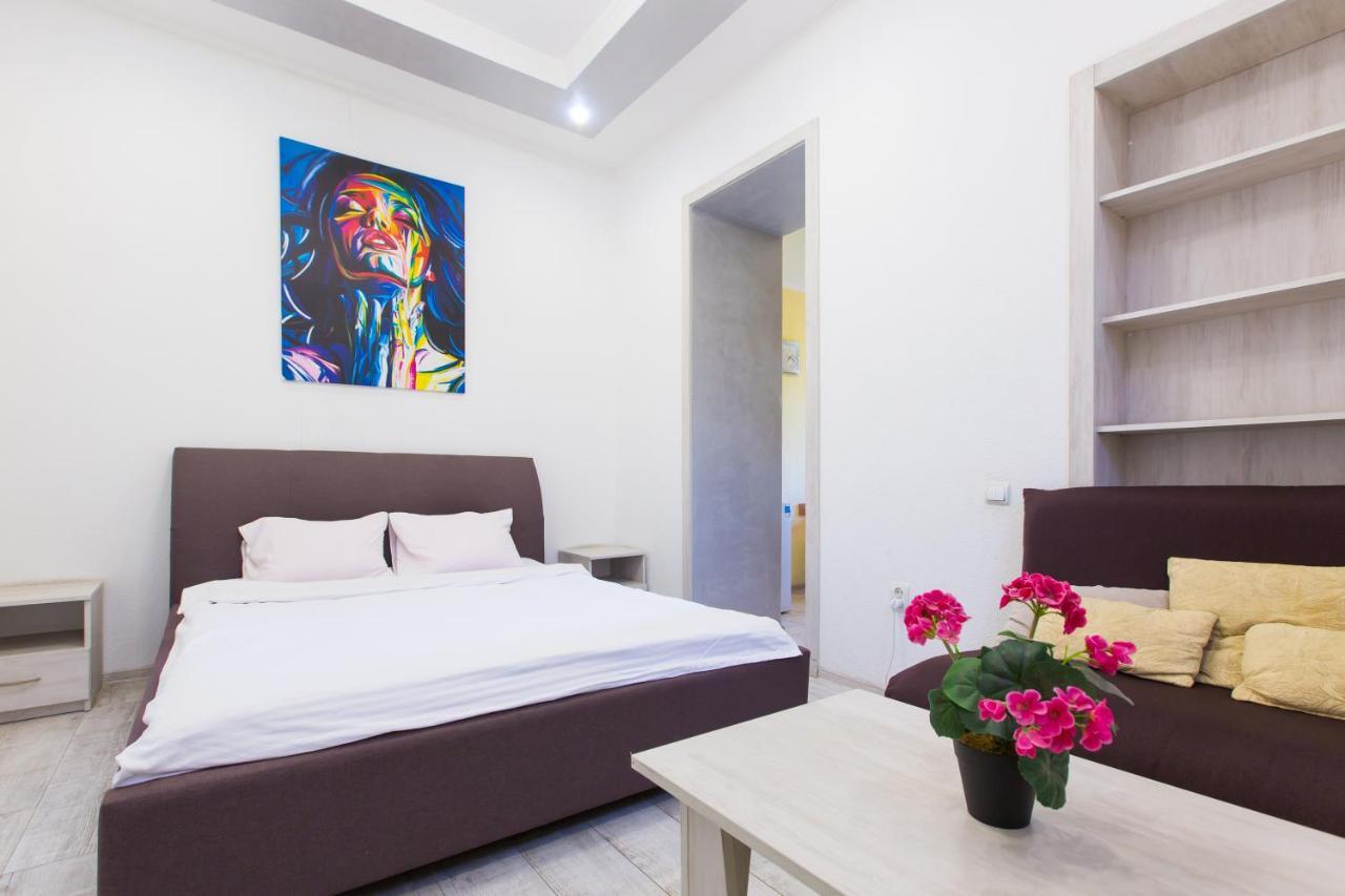 на вулиці проспект свободи 22 одразу біля оперного, біля фонтану Apartment