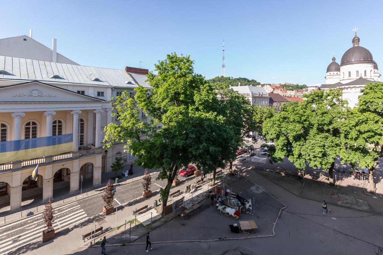на вулиці проспект свободи 22 одразу біля оперного, біля фонтану Apartment *