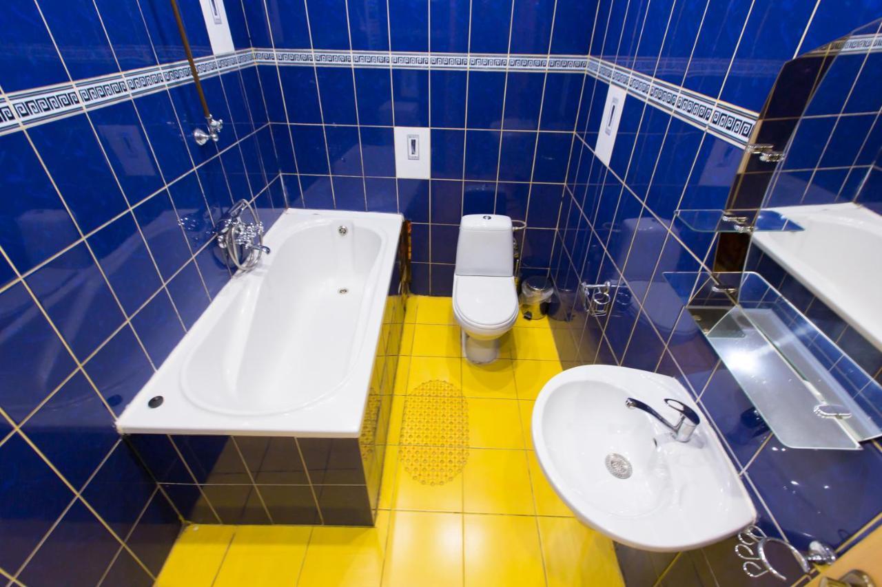 на вулиці проспект свободи 22 одразу біля оперного, біля фонтану * Lviv